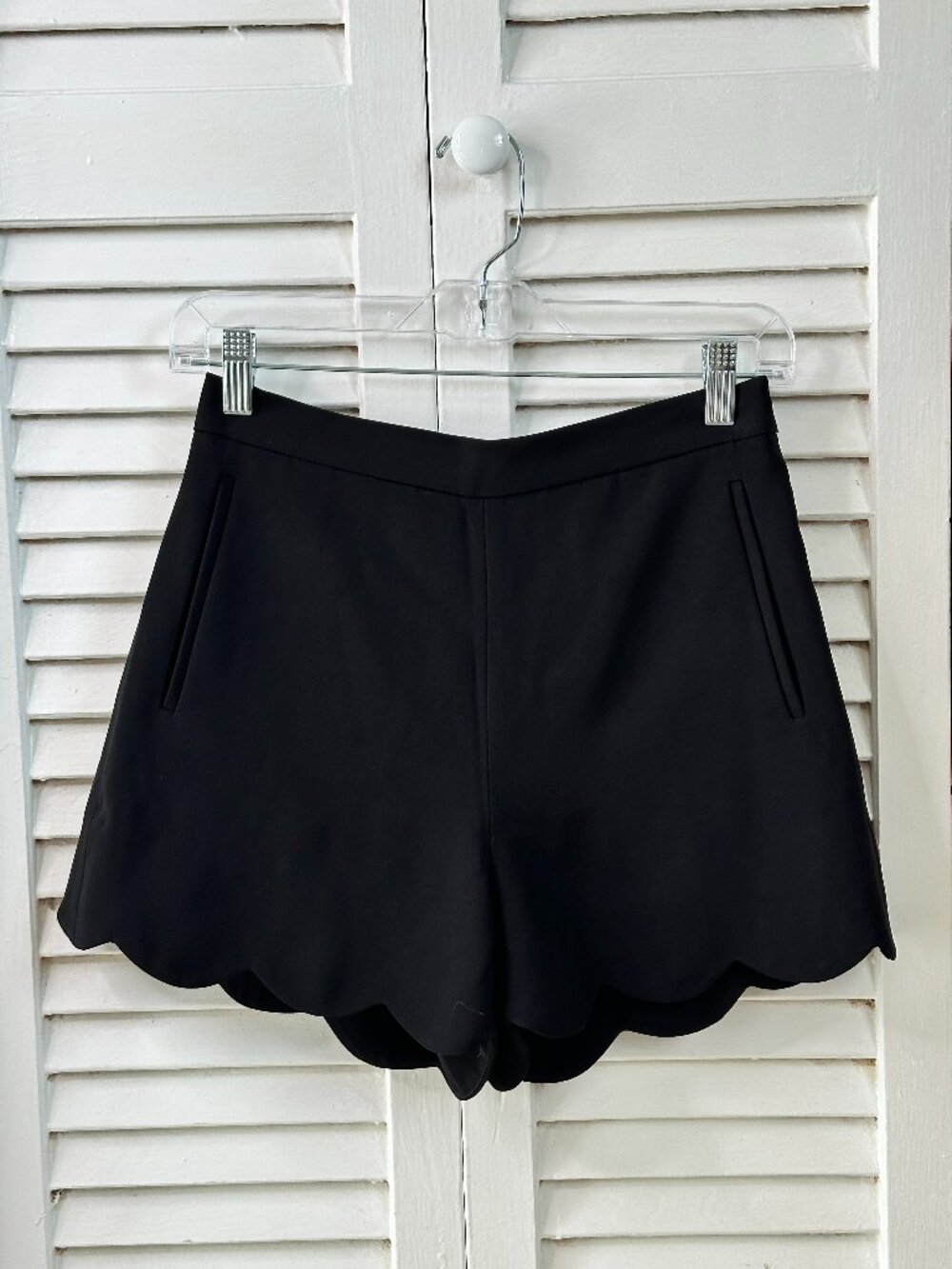 Wilfred Aritzia High-Waisted Scalloped Shorts Black Size 4 Chic Minimalist